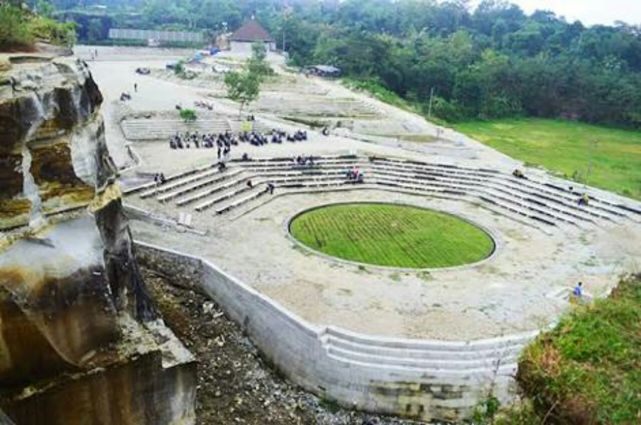 
        Wisata alam alam tebing breksi
    